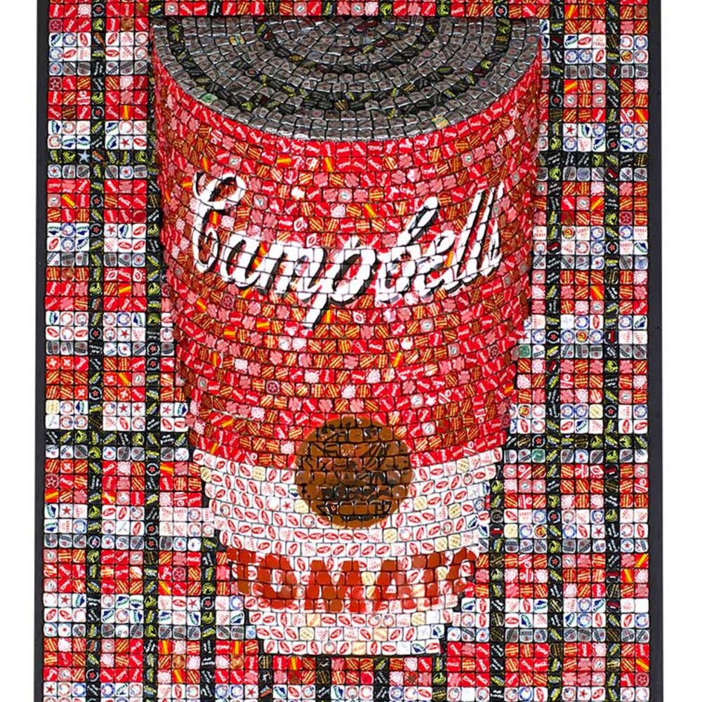 La lattina Campbell's di Warhol reinterpretata con 3.152 tappi a corona, opera di Luigi Masecchia