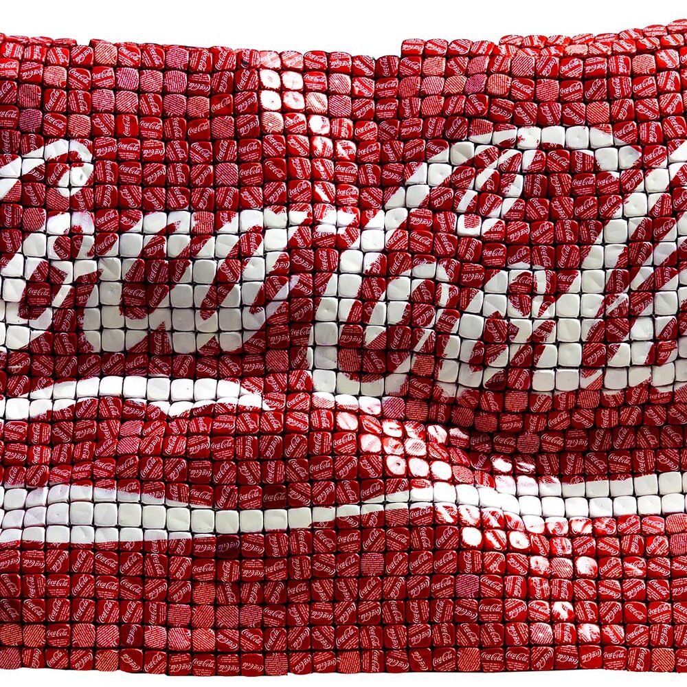 Coca-Cola: opera di Luigi Masecchia realizzata con tappi a corona