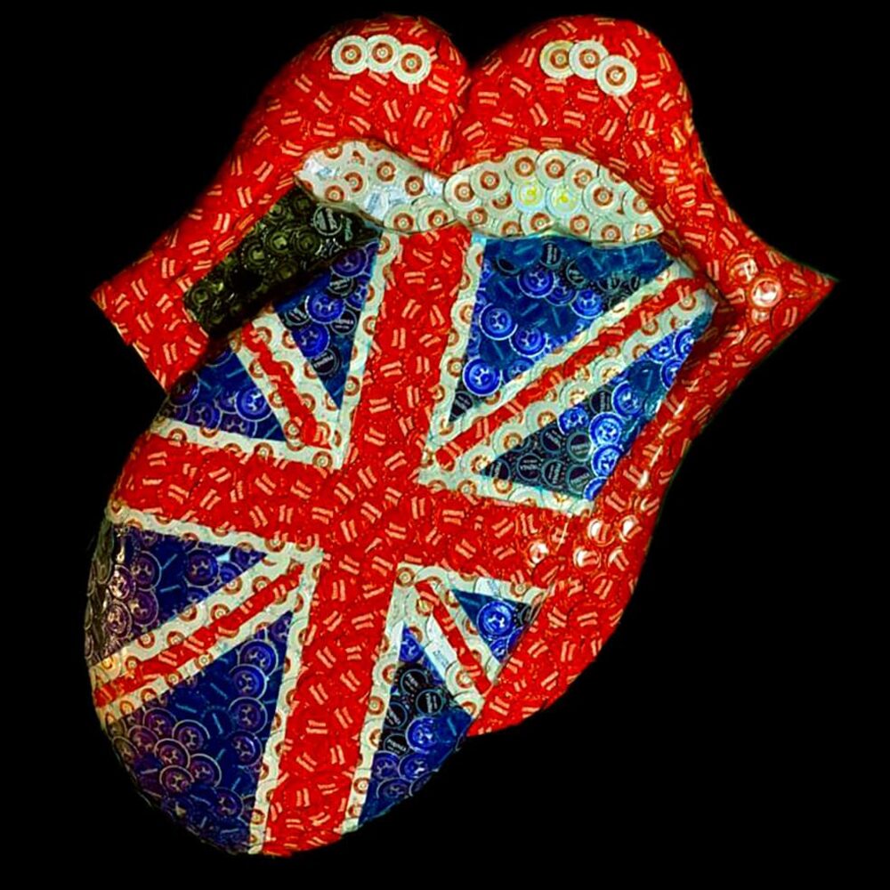 La lingua dei Rolling Stones realizzata con tappi a corona, opera di Luigi Masecchia