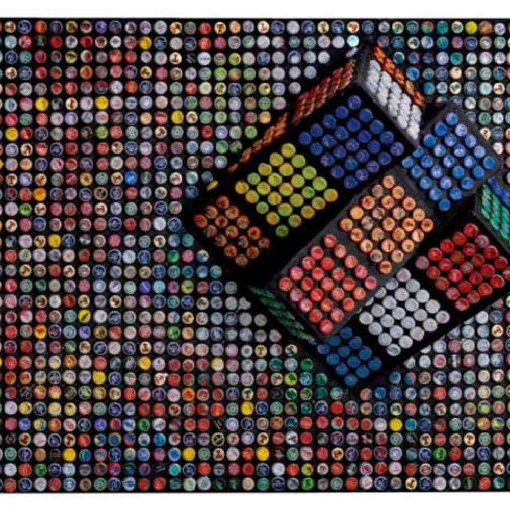 Rubiko: composizione astratta di 1.732 tappi a corona, opera di Luigi Masecchia