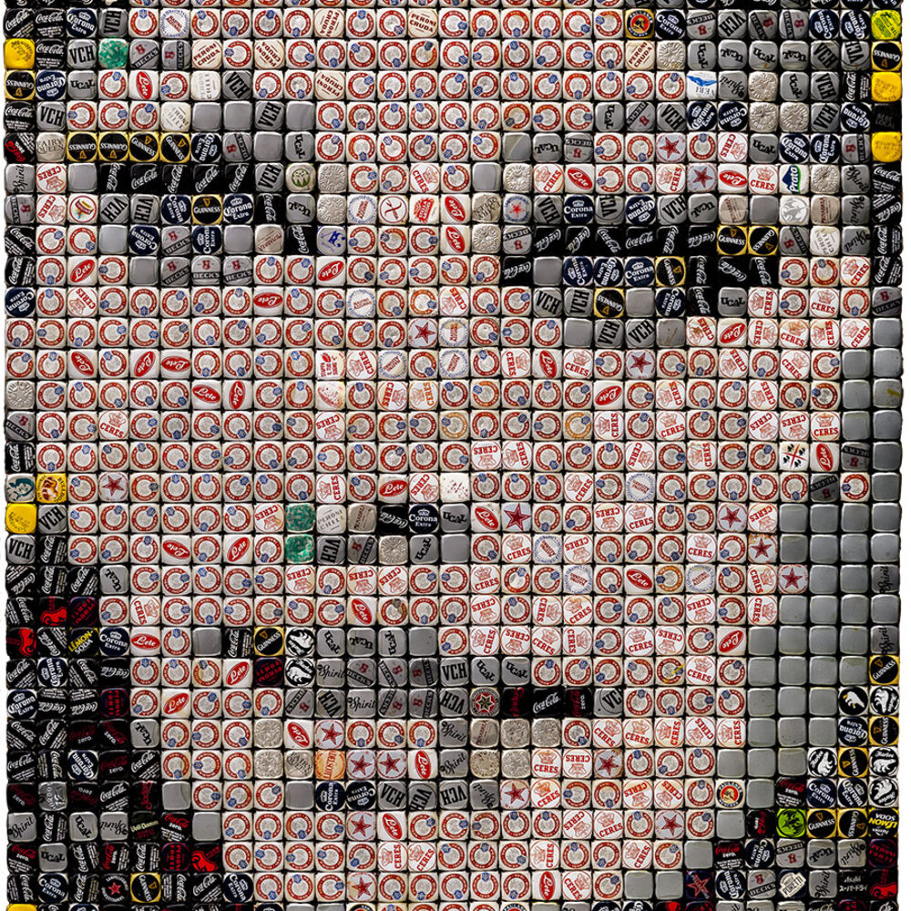 Sophia Loren: ritratto a mosaico di 899 tappi a corona, opera di Luigi Masecchia (2016)
